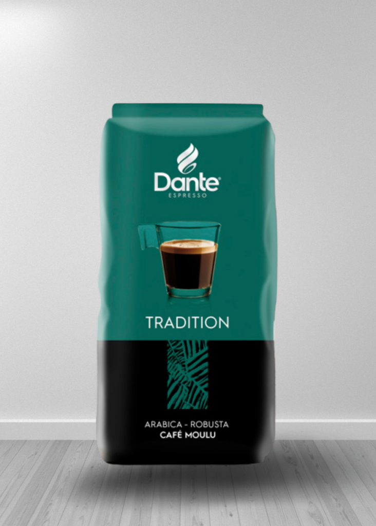 La Récolte Du Café Des Grains D'arabica Et De Robusta Délicats Sélectionnés à La Main Pour Un